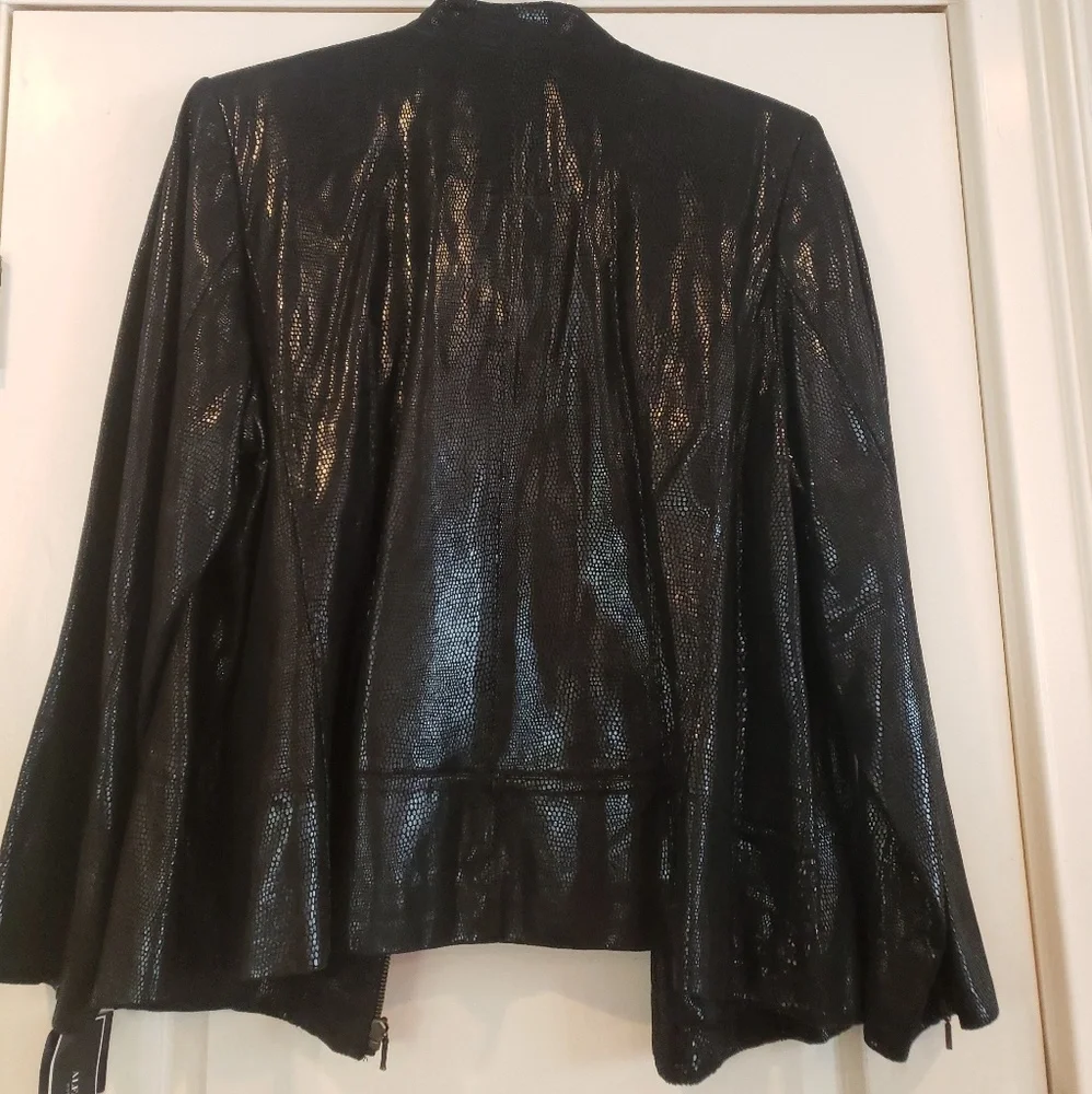 Black Textured Zip-Front Women's Jacket - Picture 2 of 3